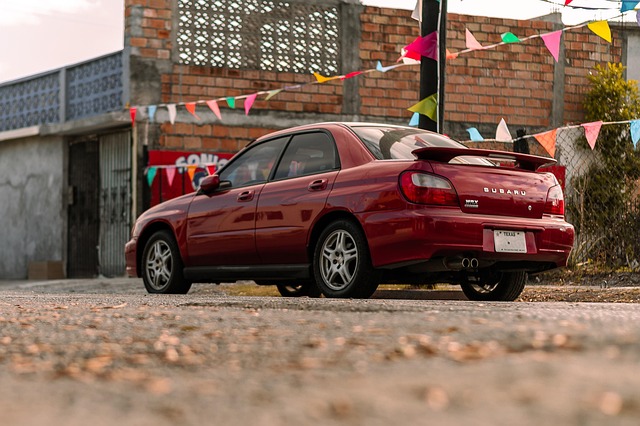 Bratr má drahý automobil.